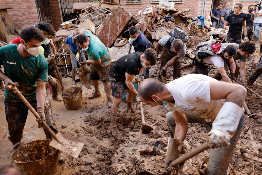 Voluntarios trabajando en Valencia / Agencia EFE