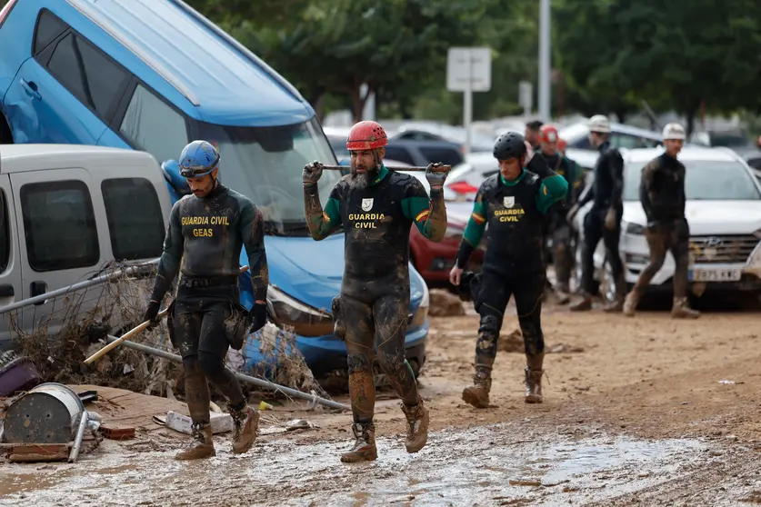 Miembros de la Guardia Civil en el desastre de la dana / EFE