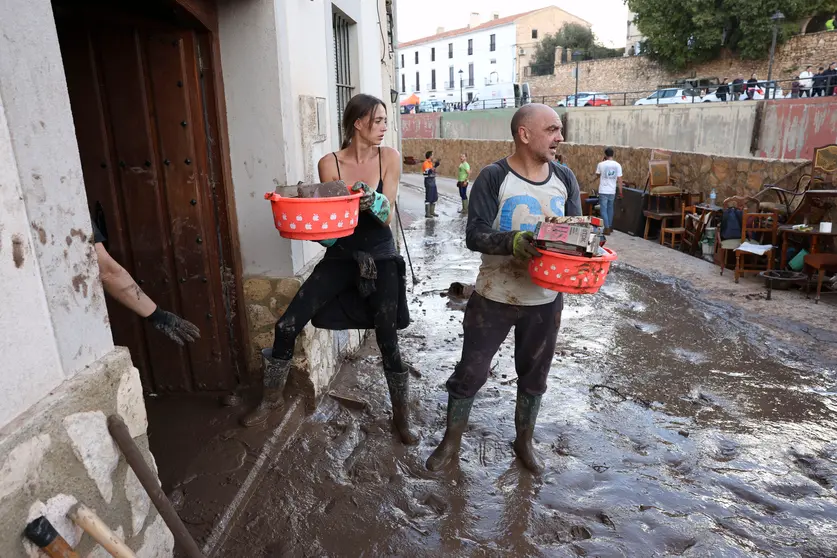 Vecinos limpian sus viviendas de barro y escombros / Agencia EFE