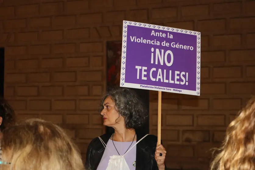 Una manifestante, sosteniendo una pancarta / Península