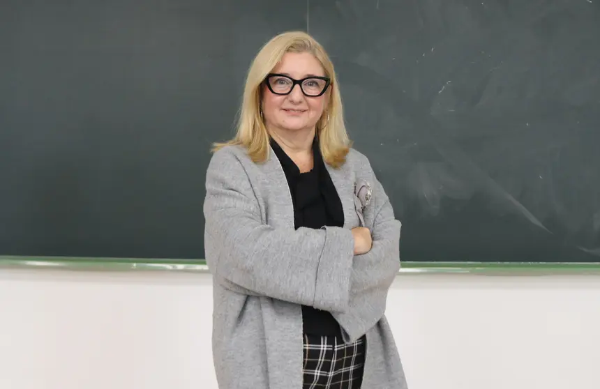 Teresa Vera, dentro de un aula de la facultad / Península