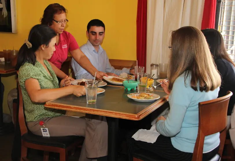 Un grupo de personas comiendo en un restaurante de Los Ángeles / Agencia EFE