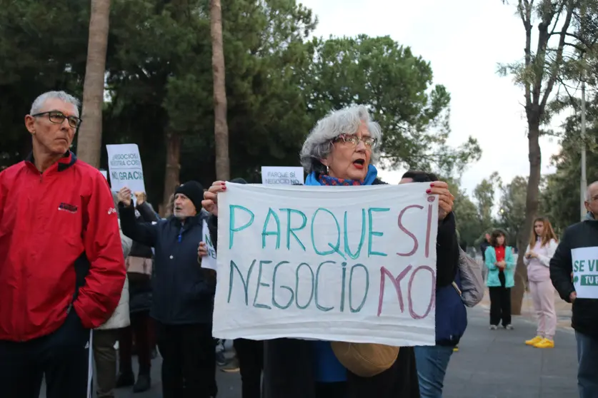 Una vecina sostiene una pancarta en la manifestación de ayer domingo / Península