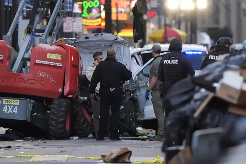 Personal de emergencias revisa un área en que un vehículo arrolló a una multitud en el cruce de las calles Canal y Bourbon de Nueva Orleans, el miércoles 1 de enero de 2025. (AP Foto/Gerald Herbert)